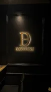 D Town by A Train 金色 logo